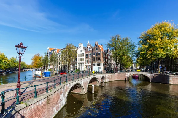 オランダのアムステルダムを旅行するキーザーズグレヒトの伝統的なオランダの家を運河と橋 ストック写真