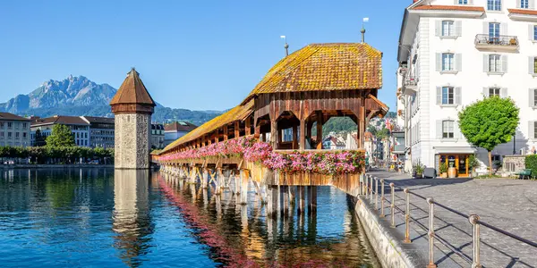 Lucerne Chapel Köprüsü Kapellbruecke Şehri Sviçre Seyahat Eden Alacakaranlık Portresi - Stok İmaj