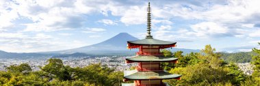 Japonya 'daki Arakurayama Sengen Park dağ panoramasında Chureito Pagoda ile Fuji Dağı manzarası