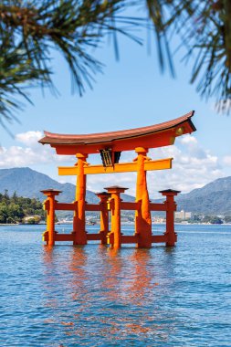 Japonya 'nın Miyajima Adası' ndaki UNESCO Dünya Mirası portre sularından ünlü kırmızı Büyük Torii Kapısı