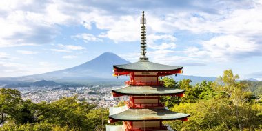 Japonya 'daki Arakurayama Sengen Park Panorama Senjeni' nde Chureito Pagoda ile Fuji Dağı manzarası