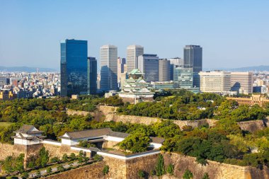 Osaka Şatosu Japonya 'nın gökdelen şehriyle gökdelenden uçuyor.