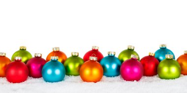 Noel baloları, beyaz arka planda izole edilmiş panorama kopyalama alanı deco dekorasyonuyla kışın takılar.