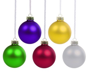 Beyaz arka planda izole edilmiş renkli süslemeli Noel topları.
