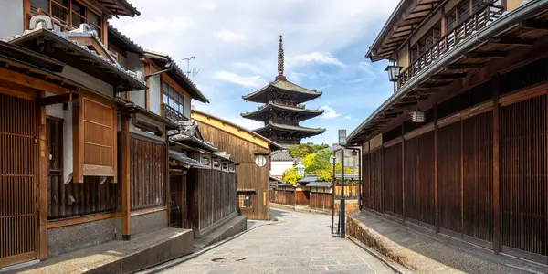 Yasaka Pagoda ve Japonya 'daki Hokan-ji Tapınağı panoraması ile tarihi eski bir kasaba olan Kyoto.