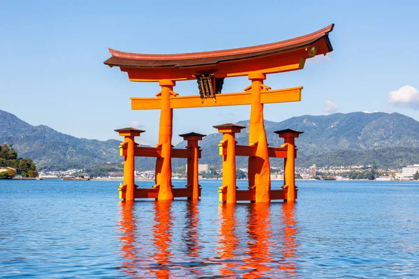 Japonya 'nın Miyajima adasındaki UNESCO Dünya Mirası' ndan ünlü kırmızı Büyük Torii Kapısı.