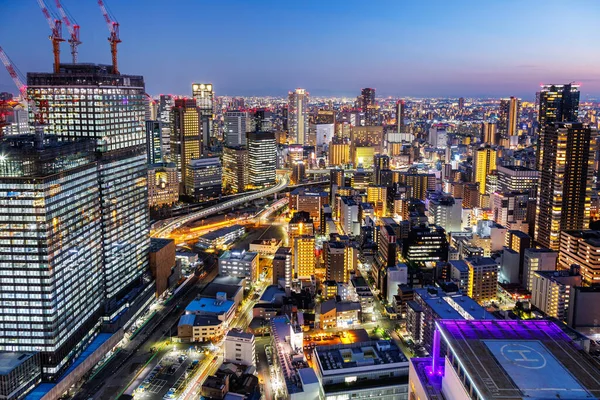 Osaka 'nın büyük şehir ışıkları Japonya' da alacakaranlıkta gökdelen kasabası ile gökyüzü çizgisi üzerinde.