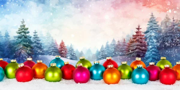 Weihnachtskarte Mit Kugeln Kugeln Und Winter Wald Hintergrund Panorama Kopierraum — Stockfoto