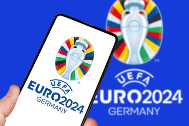 Almanya - 1 Mayıs 2024: UEFA Euro 2024 Almanya Avrupa Futbol Şampiyonası logosu Almanya 'da mobil bir fotomontaj üzerine.