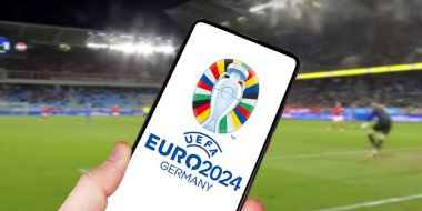 Almanya - 1 Mayıs 2024: UEFA Euro 2024 Almanya Avrupa Futbol Şampiyonası logosu Almanya 'da mobil bir fotomontaj üzerine.