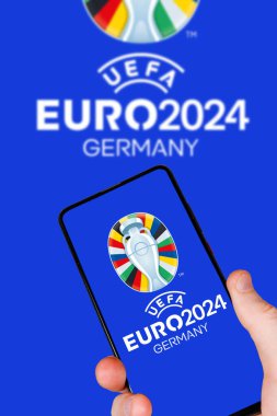 Almanya - 1 Mayıs 2024: UEFA Euro 2024 Almanya Avrupa Futbol Şampiyonası logosu Almanya 'da mobil bir fotomontaj üzerine.