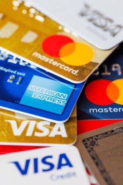Stuttgart, Almanya - 1 Mayıs 2024: Stuttgart, Almanya 'da VISA, Mastercard ve American Express kredi kartları.