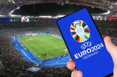 Almanya - 1 Mayıs 2024: UEFA Euro 2024 Almanya Avrupa Futbol Şampiyonası logosu Almanya 'da mobil bir fotomontaj üzerine.