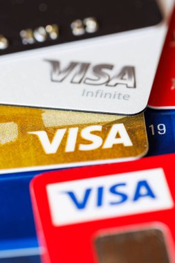 Stuttgart, Almanya - 1 Mayıs 2024: Stuttgart, Almanya 'da arka plan olarak ödeme için VISA' dan kredi kartları.
