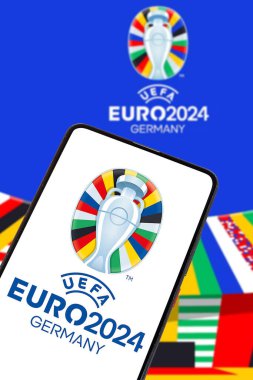 Almanya - 1 Mayıs 2024: UEFA Euro 2024 Almanya Avrupa Futbol Şampiyonası logosu Almanya 'da mobil bir fotomontaj üzerine.