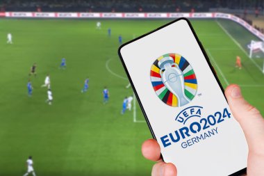 Almanya - 1 Mayıs 2024: UEFA Euro 2024 Almanya Avrupa Futbol Şampiyonası logosu Almanya 'da mobil bir fotomontaj üzerine.