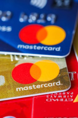 Stuttgart, Almanya - 1 Mayıs 2024: Stuttgart, Almanya 'da arka plan olarak ödeme için VISA' dan kredi kartları.