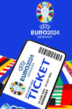 Almanya - 1 Mayıs 2024: UEFA Euro 2024 Almanya Futbol Şampiyonası Avrupa logosu için Almanya 'da mobil bir fotomontaj üzerine bilet.