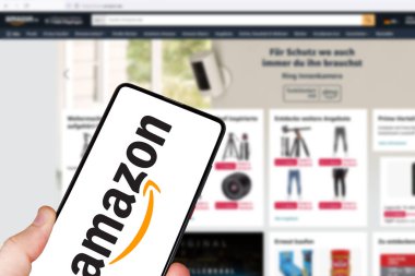 Stuttgart, Almanya - 1 Mayıs 2024: Amazon çevrimiçi pazar logosu Stuttgart, Almanya 'da bir cep telefonu ve bilgisayarda ekommerce.