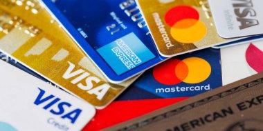 Stuttgart, Almanya - 1 Mayıs 2024: Stuttgart, Almanya 'da VISA, Mastercard ve American Express kredi kartları.