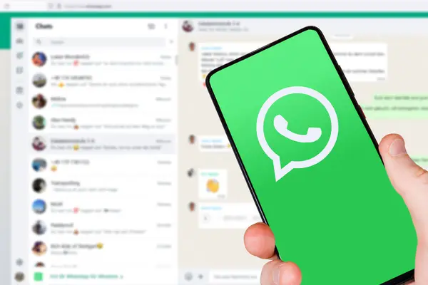 Stuttgart Jerman Mei 2024 Aplikasikan Pesan Logo Whatsapp Pada Ponsel Stok Gambar