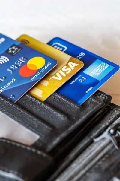 德国斯图加特 2024年5月1日 德国斯图加特Visa 万事达信用卡和美国运通卡的信用卡钱包 免版税图库照片