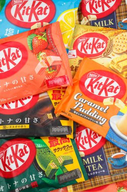 Stuttgart, Almanya - 12 Ekim 2023: Nestle şirketi tarafından Japonya 'dan farklı türde KitKat Kat Kat çikolataları Stuttgart, Almanya' da arka plan portresi formatı olarak kullanıldı.