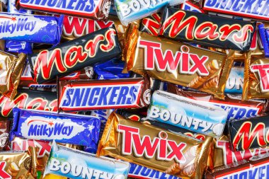 Stuttgart, Almanya - 7 Kasım 2023: Snickers, Twix, Samanyolu ve Stuttgart, Almanya 'daki Bounty çikolataları gibi mars şirketleri.