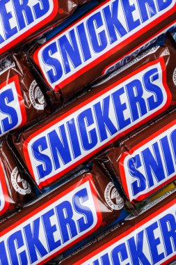 Stuttgart, Almanya - 9 Kasım 2023: Mars Inc. 'den Snickers çikolataları Stuttgart, Almanya' da bir arkaplan portresi formatıdır..