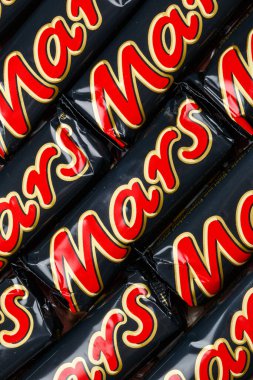 Stuttgart, Almanya - 17 Kasım 2023: Stuttgart, Almanya 'da arka plan portresi olarak Mars çikolataları.