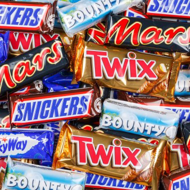 Stuttgart, Almanya - 7 Kasım 2023: Snickers, Twix, Samanyolu ve Almanya 'nın Stuttgart kentindeki Bounty çikolataları gibi mars şirketleri.