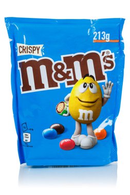 Stuttgart, Almanya - 19 Mayıs 2023: M & M 'nin Mars Inc. şirketi tarafından çıtır çıtır çikolatalı şekerlemeler Almanya' nın Stuttgart kentinde izole edildi..