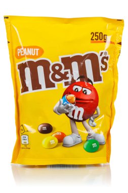 Stuttgart, Almanya - 19 Mayıs 2023: M & M 's Peanut tipi Mars Inc. şirketi tarafından üretilen çikolatalı şekerlemeler Almanya' nın Stuttgart kentinde izole edildi..