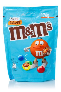 Stuttgart, Almanya - 19 Mayıs 2023: M & M 'nin Mars Inc. şirketi tarafından tuzlu karamel tipi çikolatalı şekerlemeler Almanya' nın Stuttgart kentinde izole edildi..