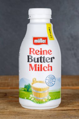 Stuttgart, Almanya - 11 Nisan 2023: Stuttgart, Almanya 'da kopyalama alanı portresi formatlı ahşap bir tahtada Theo Mueller şirketinden saf ayran.