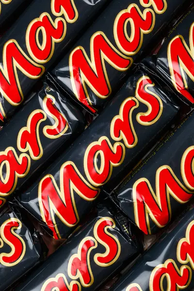 Stuttgart, Almanya - 17 Kasım 2023: Stuttgart, Almanya 'da arka plan portresi olarak Mars çikolataları.