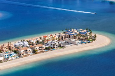 Palm Jumeirah yapay adasında tatil yapan Dubai lüks villalar.