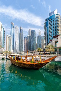 Dubai Marina gökdelen binalarıyla gökdelen şehri su portresi biçiminde lüks