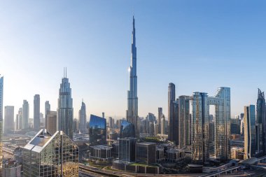 Dubai Burj Halife gökdeleni dünyanın en yüksek binası şehir merkezinin modern mimarisi.