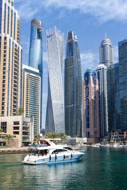 Dubai Marina gökdelen binalarıyla gökdelen şehri su portresi biçiminde lüks