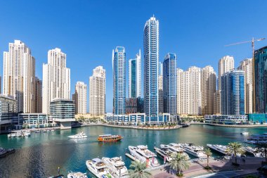 Dubai Marina Ufuk Çizgisi Şehir Yatı, gökdelen binaları Su Lüks içinde Yaşıyor