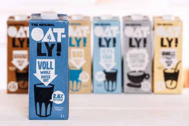 Stuttgart, Almanya - 4 Mart 2024: Stuttgart, Almanya 'da farklı lezzetlerde yulaf ezmeli süt.