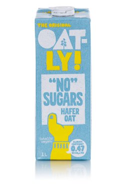 Stuttgart, Almanya - 2 Mart 2024: Stuttgart, Almanya 'da beyaz bir arkaplan portresi formatında yulaf ezmeli yulaf sütü tadı yok.