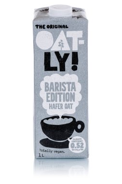 Stuttgart, Almanya - 2 Mart 2024: Stuttgart, Almanya 'da beyaz bir arkaplan portresi formatında izole edilmiş yulaflı vejetaryen sütlü Barista versiyonu.