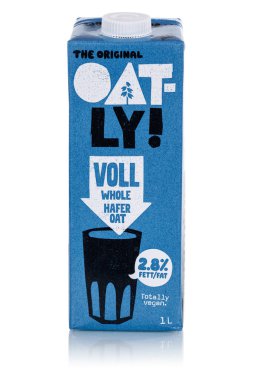 Stuttgart, Almanya - 2 Mart 2024: Stuttgart, Almanya 'da beyaz bir arkaplan portresi formatında yulaflı yulaf sütü tadı.