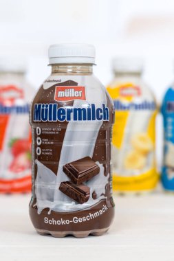 Stuttgart, Almanya - 5 Mart 2024: Stuttgart, Almanya 'da Theo Muller şirketinin farklı çeşnileri.