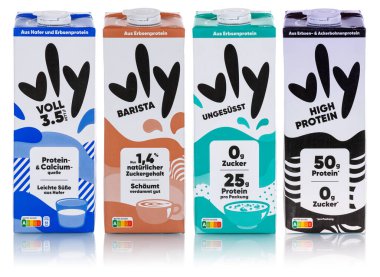 Stuttgart, Almanya - 4 Mart 2024: Stuttgart, Almanya 'da beyaz bir arkaplanda izole edilmiş farklı aromalı bezelye sütü.