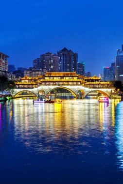 Chengdu Anshun Köprüsü, Çin 'in Chengdu şehrinde gece yarısı Pagoda ile birlikte Jin Nehri üzerinde.