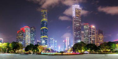 Guangzhou Kantonu gökdelenlerle dolu gökdelenlerle dolu bir şehir. Geceleri Guangzhou, Çin 'de şehir merkezindeki binalar.