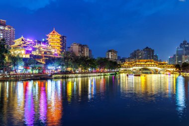 Chengdu Anshun Köprüsü Jin Nehri üzerinde Pagoda ile birlikte Chengdu, Çin 'de alacakaranlık gecesi